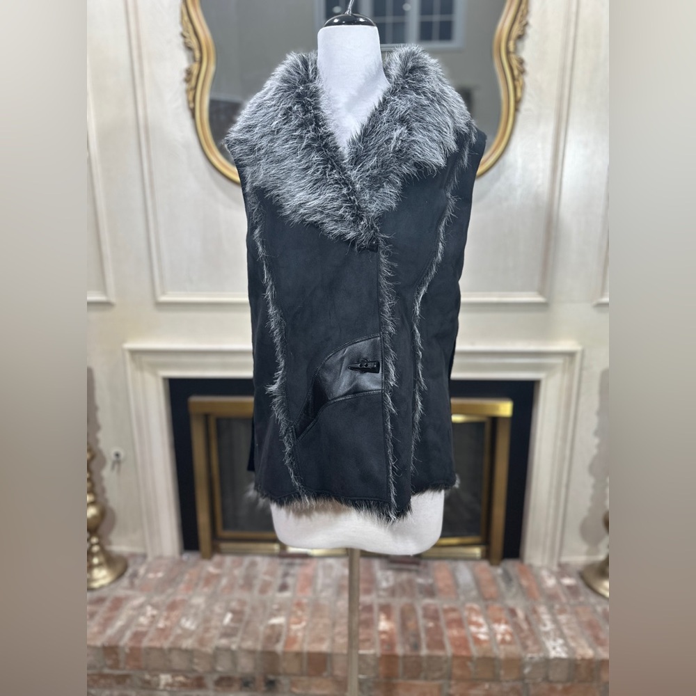 Lisa International Women’s Faux Suede Vest 1X Black Gray Faux Fur Toggle Closure